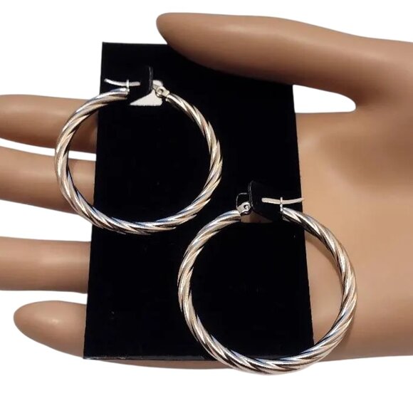 1 1/2 Inch Swirl Rib Hoop Pierced Post Earrings Silver Tone Large Round - Picture 3 of 3